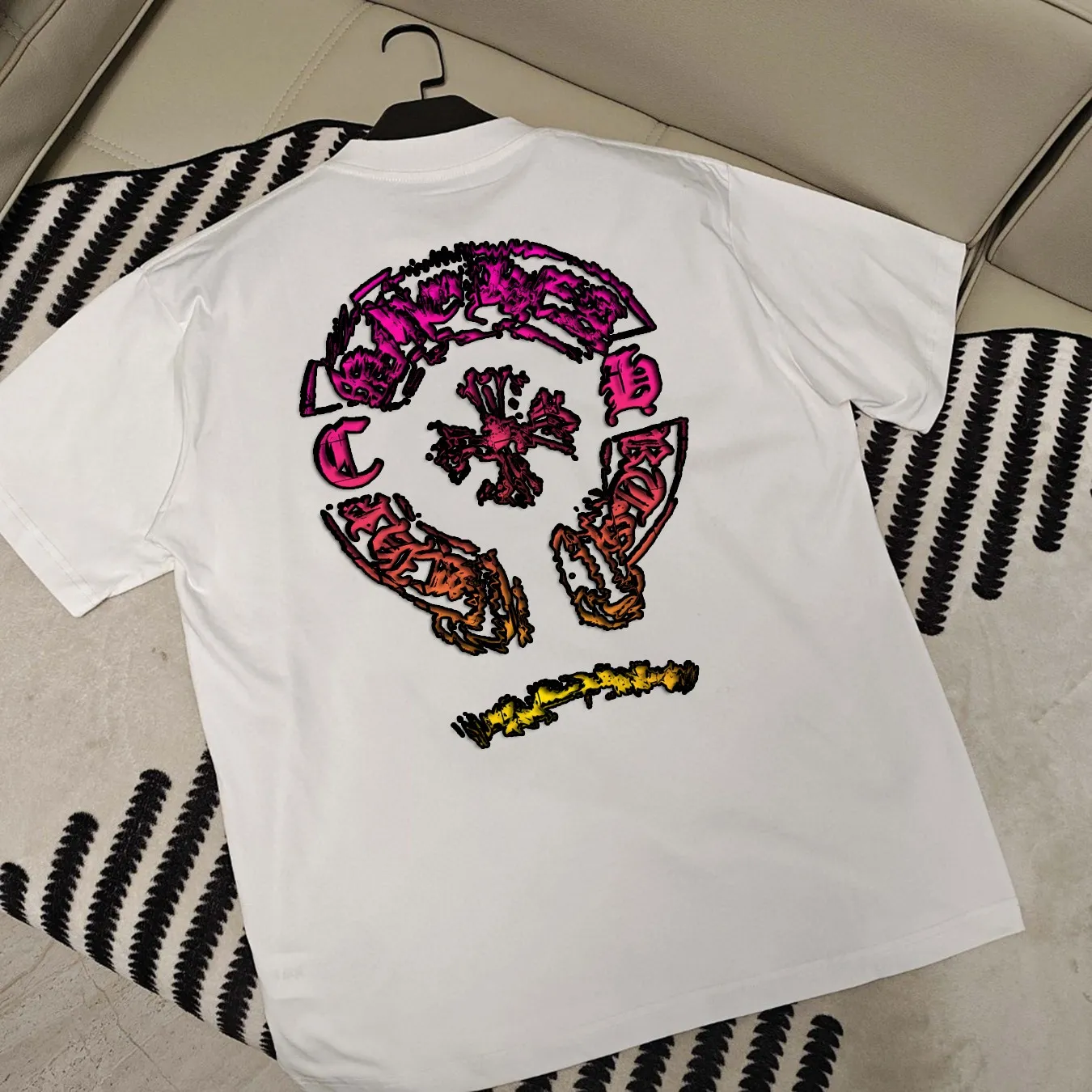 P160 Chrome Hearts Chrome Hearts printed round neck short-sleeved T-shirt 1:1 paired fabric 250g terry high weight 100% pure cotton Pre-shrunk 1×1 double yarn will not deform for a lifetime Same style for men and women Official website details consistent Horseshoe print smoke letter logo letter printing Complete three labels Moisture-proof paper Differentiated market currency Feel free to compare OS version Can wear up to 200 pounds without pressure The upper body is comfortable and stylish Color: black, white, Size: s-xxl